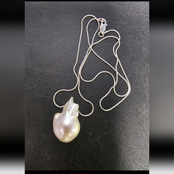 Elegant Silver Pearl Pendant Necklace‎
